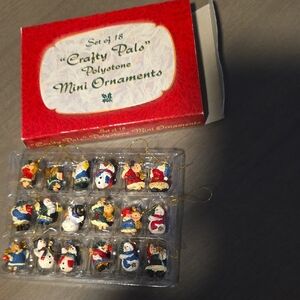 Polystone Holiday Ornaments Set - Festive Colors